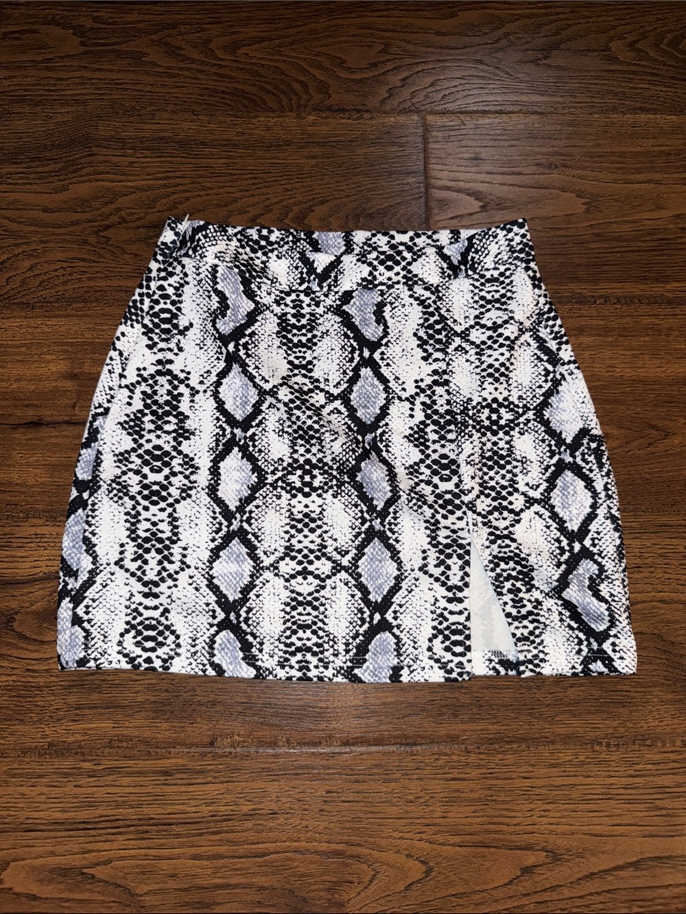 SHEIN Black and White Snake-Print Mini Skirt with Side Slit